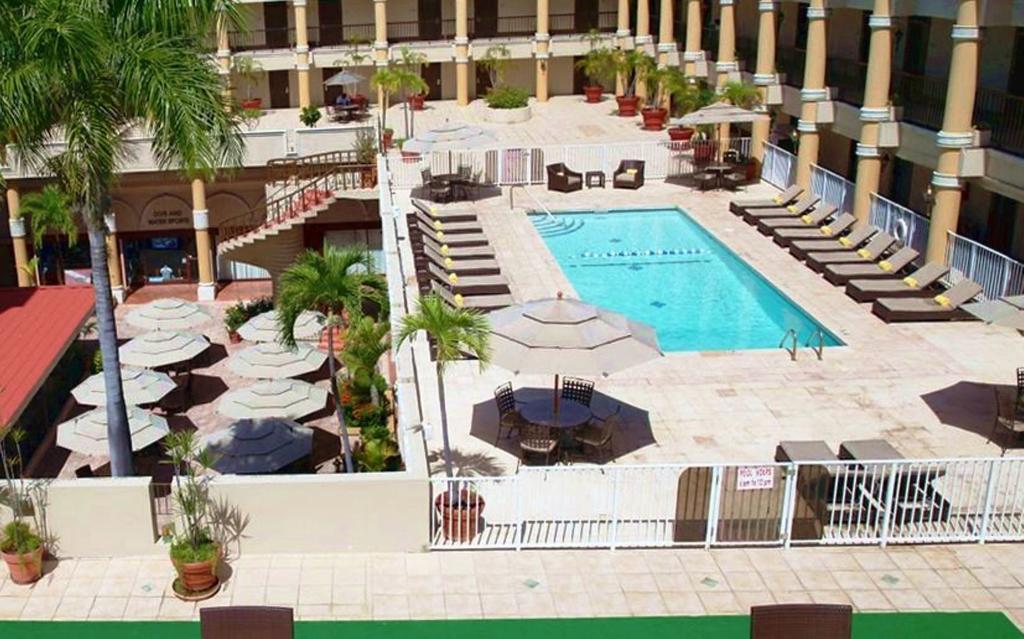 Windward Passage Hotel Шарлот Амали Екстериор снимка