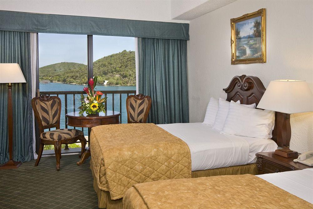 Windward Passage Hotel Шарлот Амали Стая снимка