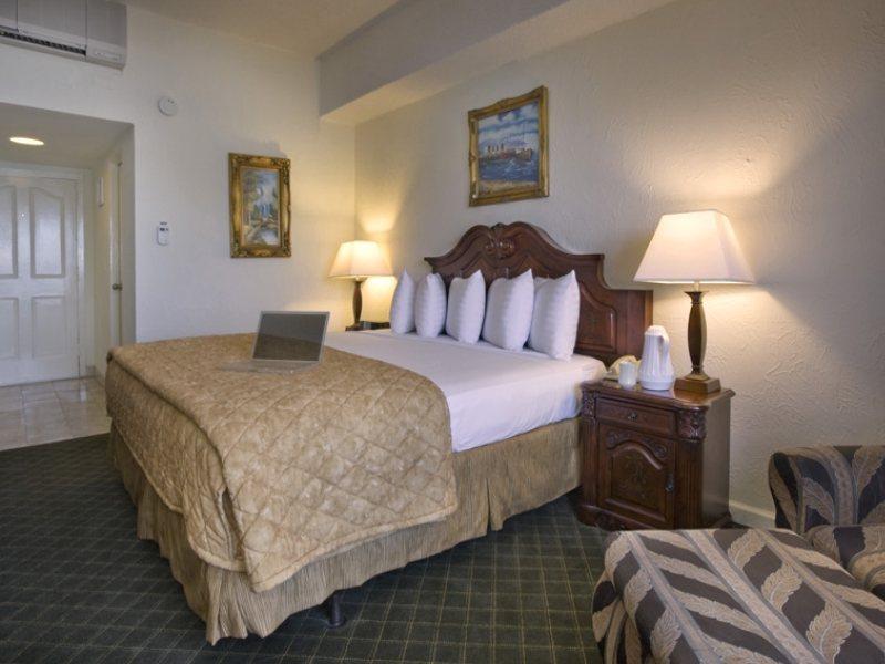 Windward Passage Hotel Шарлот Амали Екстериор снимка