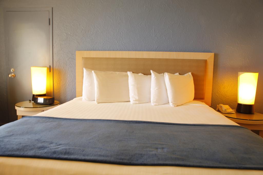 Windward Passage Hotel Шарлот Амали Екстериор снимка