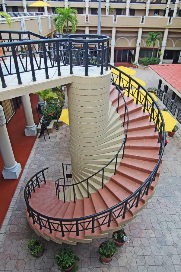 Windward Passage Hotel Шарлот Амали Екстериор снимка